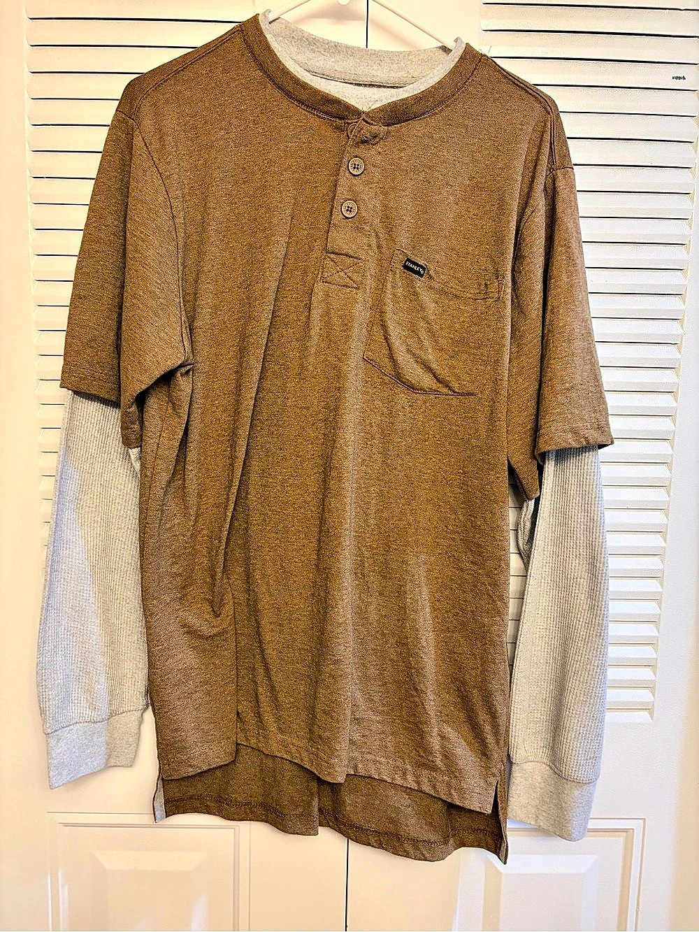 Stanley Men's Brown Henley Size Medium NWT